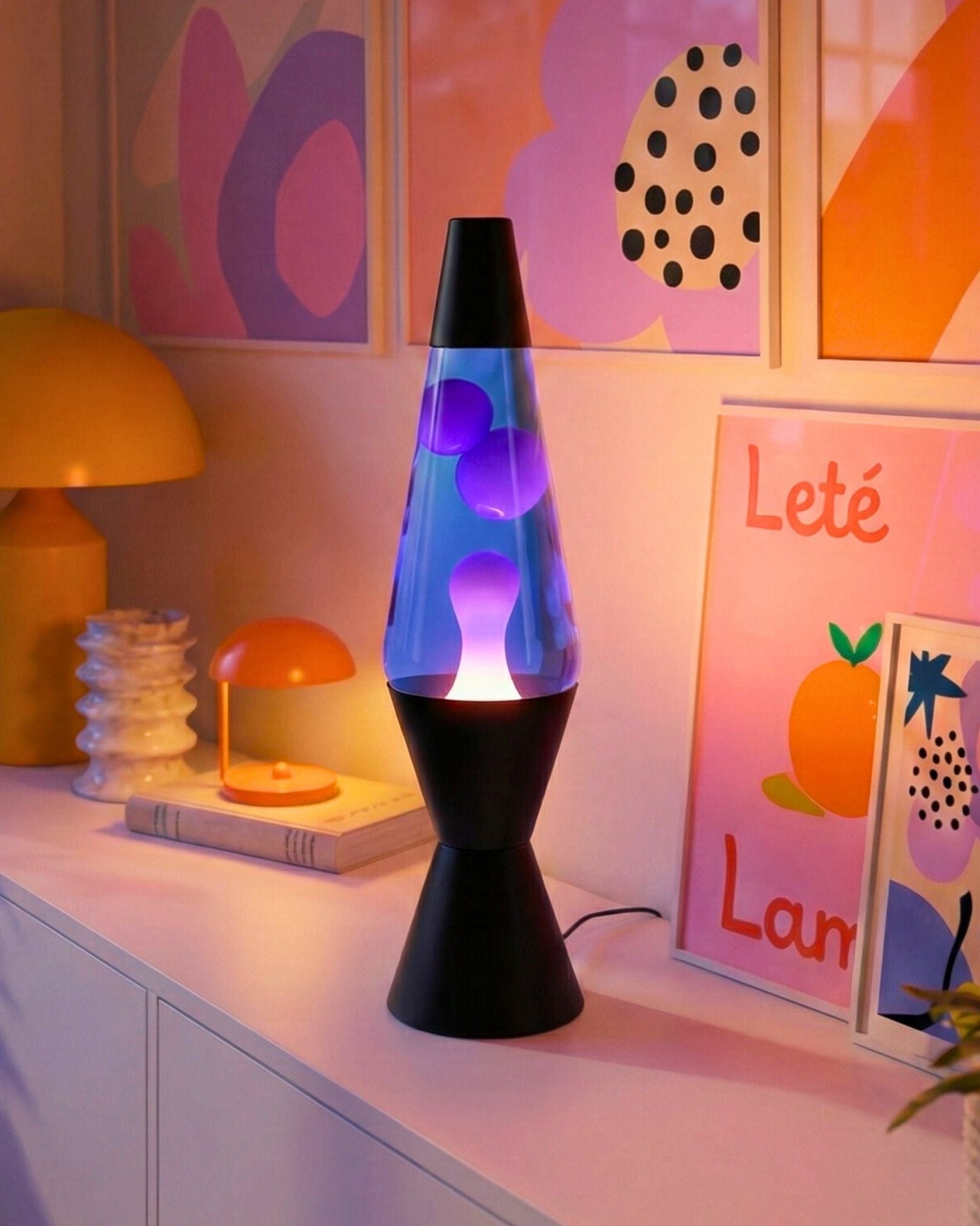 Hypnotic mood light showing mesmerizing wax blobs drifting and merging inside the glass vessel.